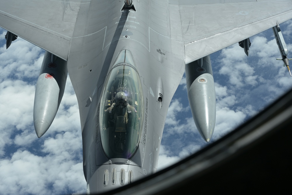 914th Air Refueling Wing refuels F-16 during readiness exercise