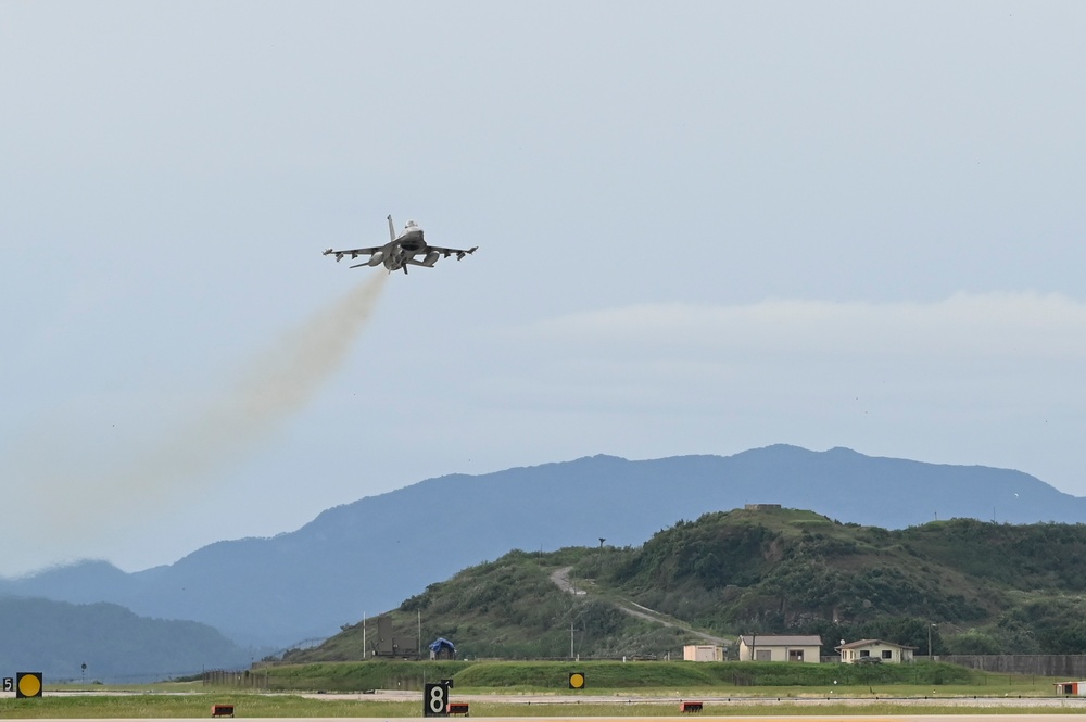 Wolf Pack conducts close air support and personnel recovery training in the West Sea