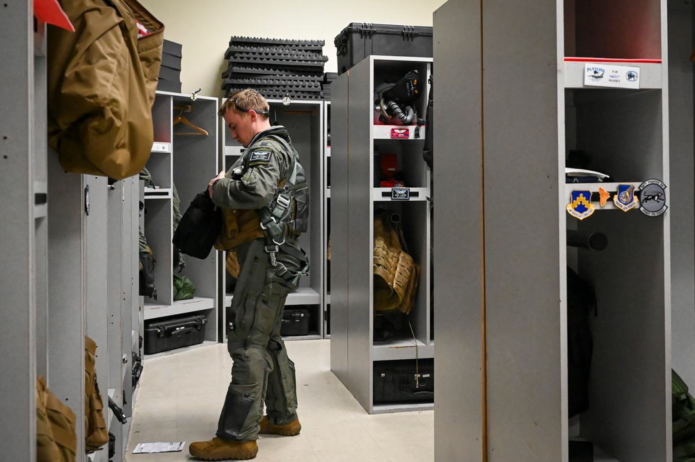 Wolf Pack conducts close air support and personnel recovery training in the West Sea