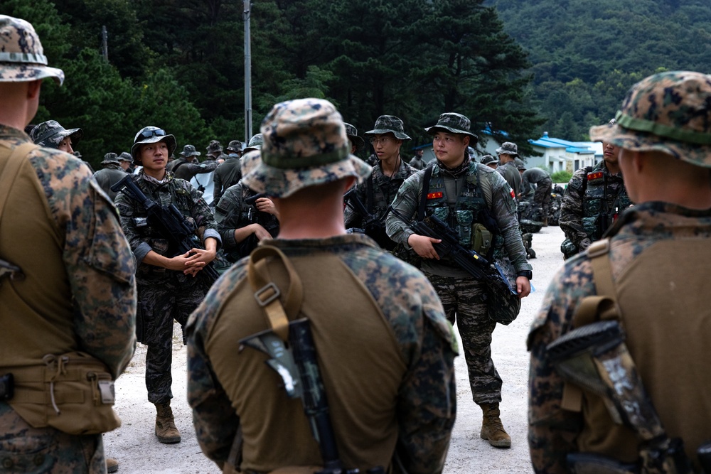 KMEP 24.2 | 4th Marine Regiment Marines Meet with ROK Marines of 5th Brigade