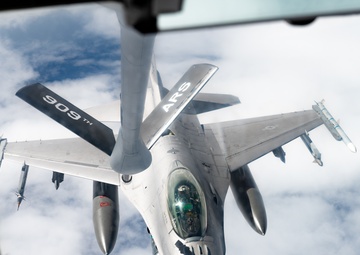 U.S. Air Force Airmen exercise warfighter mindset in Southern Beach