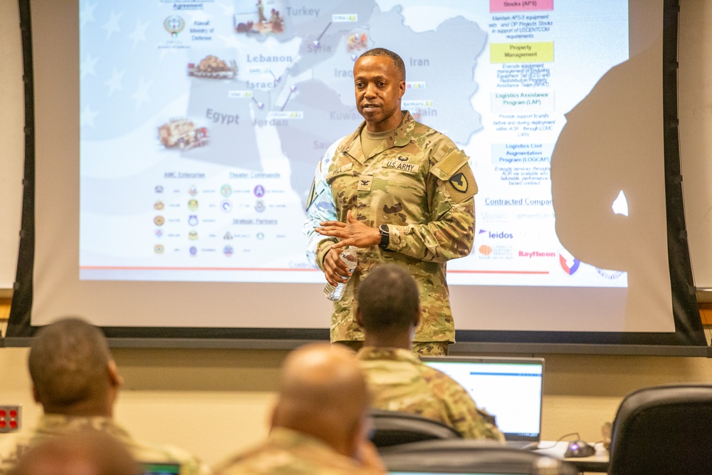 401st AFSB command team briefs incoming Soldiers at the Armed Forces Reserve Center