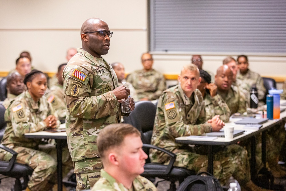 401st AFSB command team briefs incoming Soldiers at the Armed Forces Reserve Center