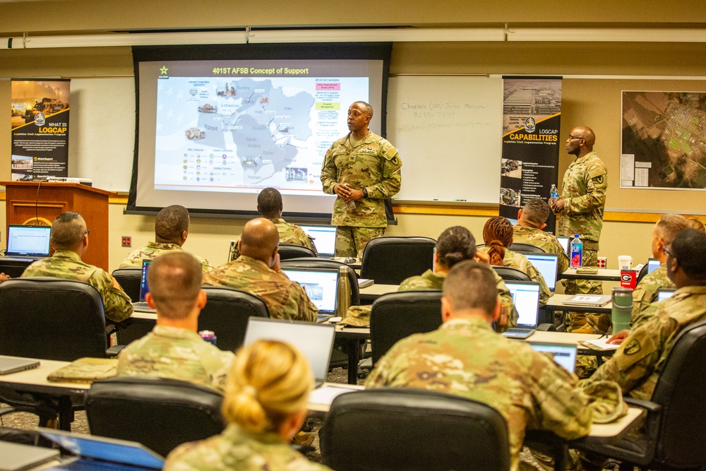 401st AFSB command team briefs incoming Soldiers at the Armed Forces Reserve Center