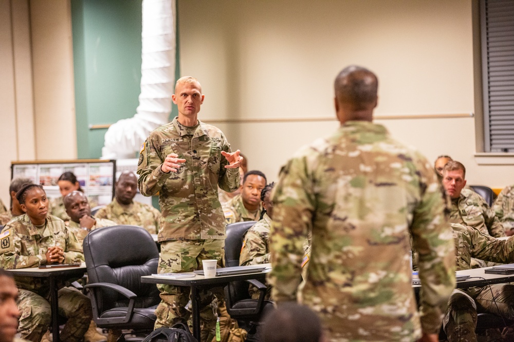 401st AFSB command team briefs incoming Soldiers at the Armed Forces Reserve Center