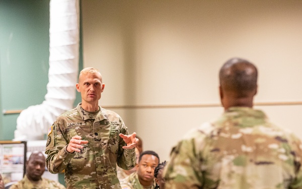 401st AFSB command team briefs incoming Soldiers at the Armed Forces Reserve Center