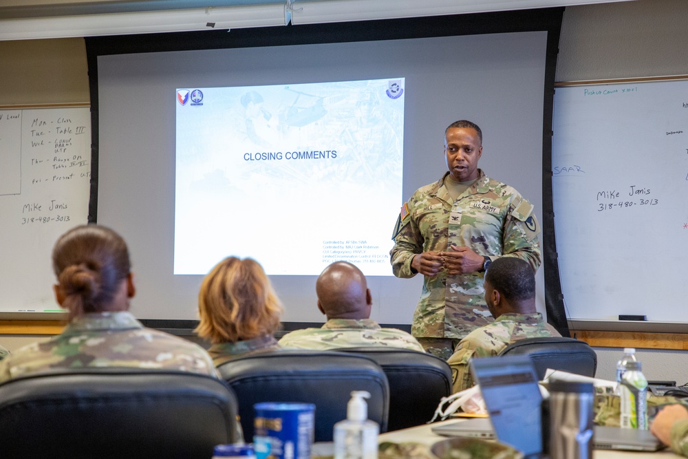 401st AFSB command team briefs incoming Soldiers at the Armed Forces Reserve Center