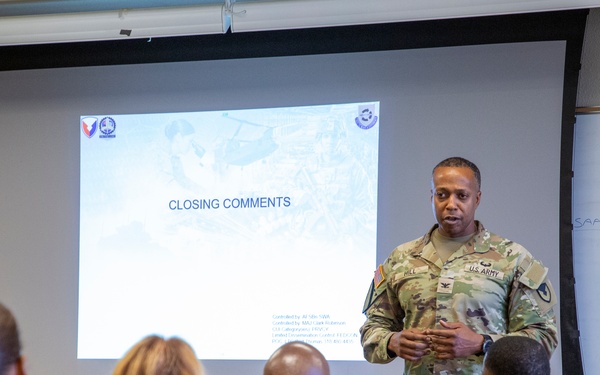 401st AFSB command team briefs incoming Soldiers at the Armed Forces Reserve Center
