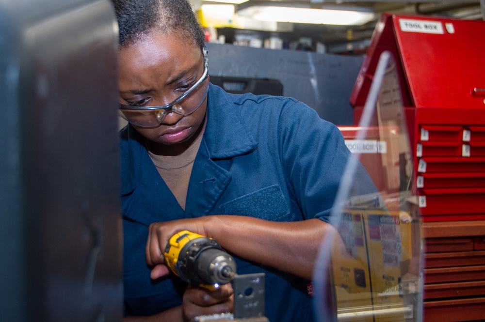 USS Ronald Reagan (CVN 76) Sailors fabricate machine parts