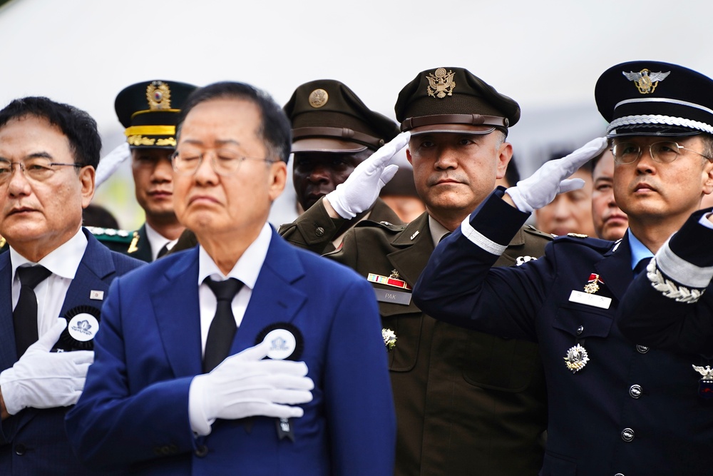 19th ESC CG attends the ROK Memorial Day Ceremony at Chunghon-monument.
