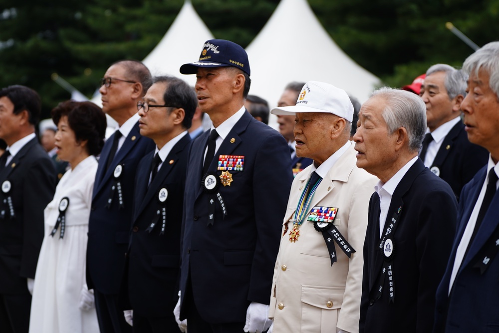 19th ESC CG attends the ROK Memorial Day Ceremony at Chunghon-monument.