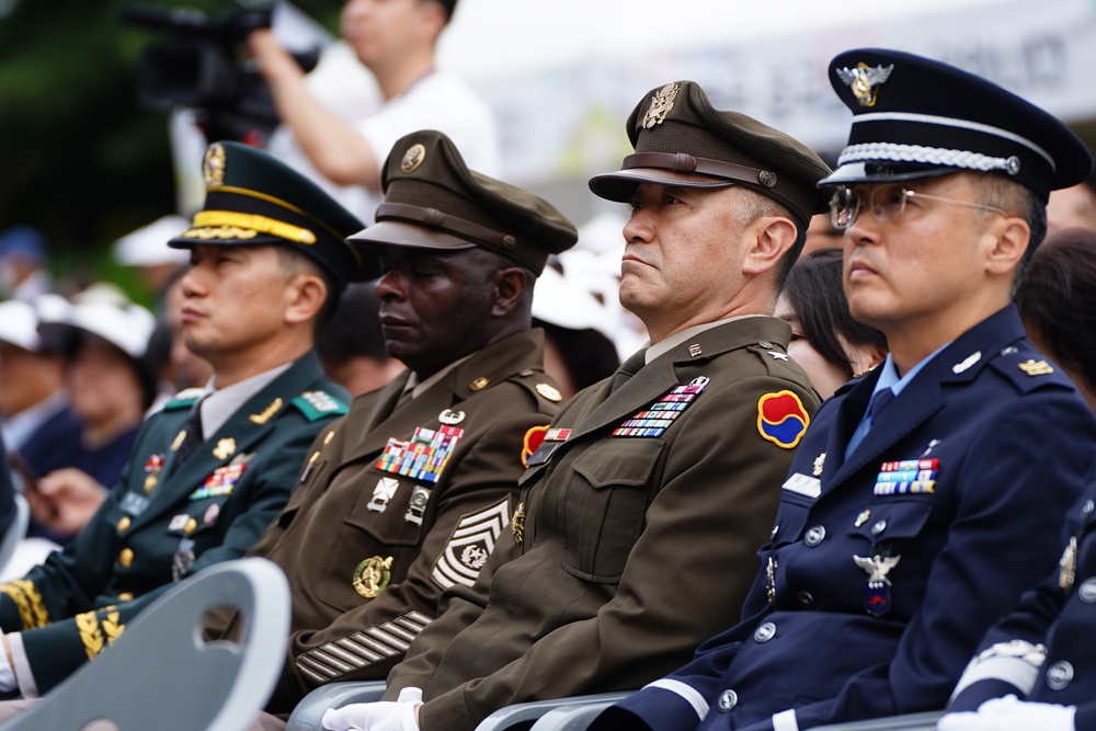 19th ESC CG attends the ROK Memorial Day Ceremony at Chunghon-monument.