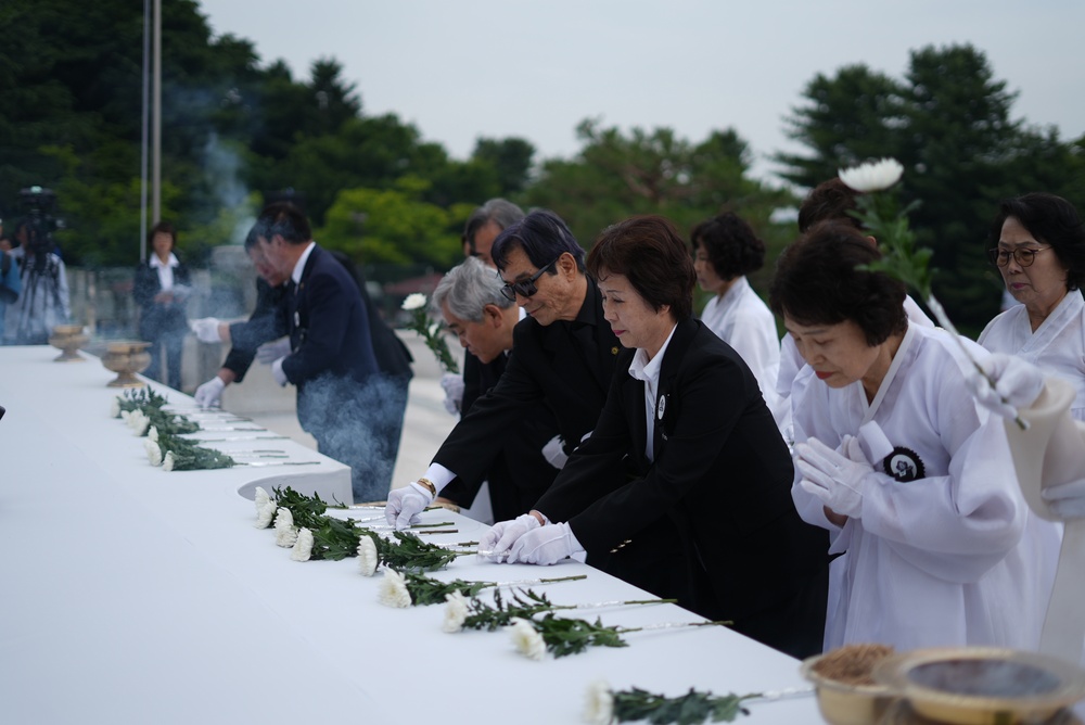 19th ESC CG attends the ROK Memorial Day Ceremony at Chunghon-monument.