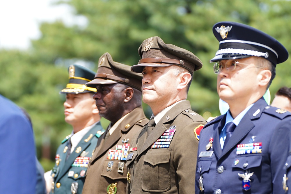 19th ESC CG attends the ROK Memorial Day Ceremony at Chunghon-monument.