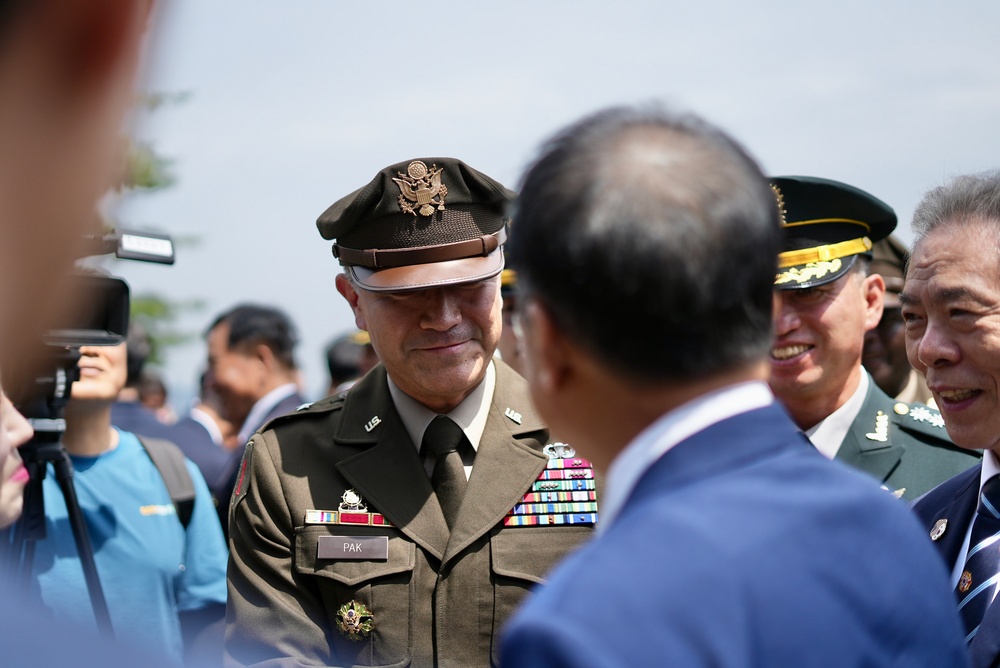 19th ESC CG attends the ROK Memorial Day Ceremony at Chunghon-monument.