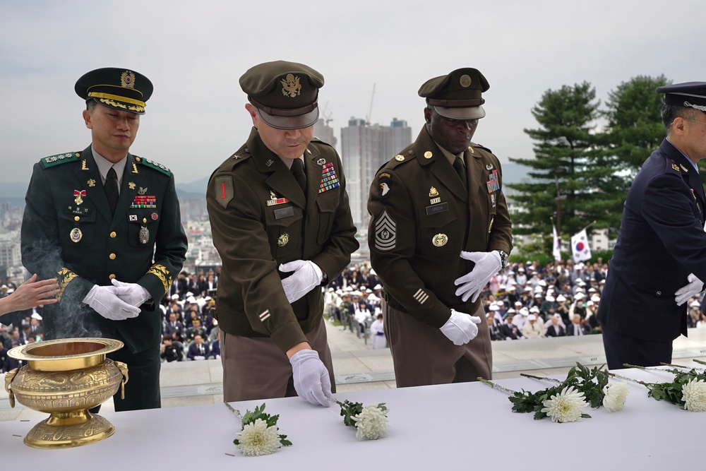 19th ESC CG attends the ROK Memorial Day Ceremony at Chunghon-monument.