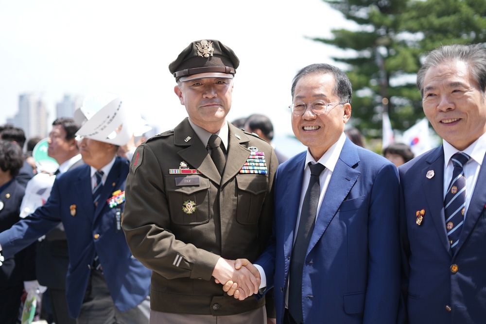 19th ESC CG attends the ROK Memorial Day Ceremony at Chunghon-monument.