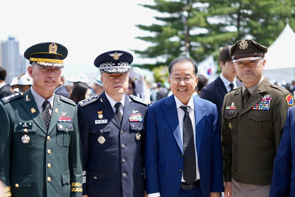 19th ESC CG attends the ROK Memorial Day Ceremony at Chunghon-monument.