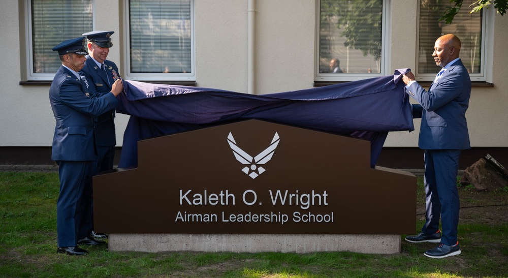 Former CMSAF Wright visits KMC