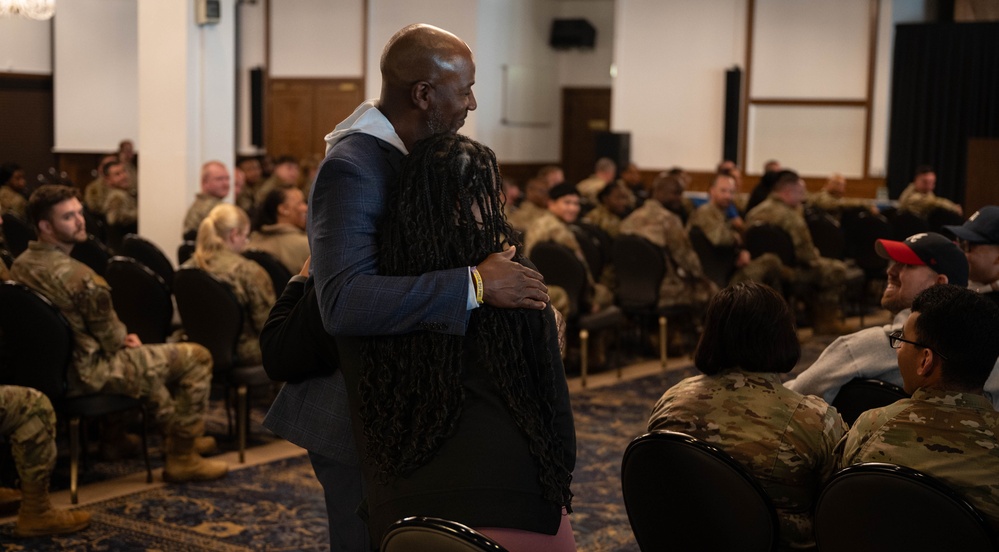 Former CMSAF Wright visits KMC