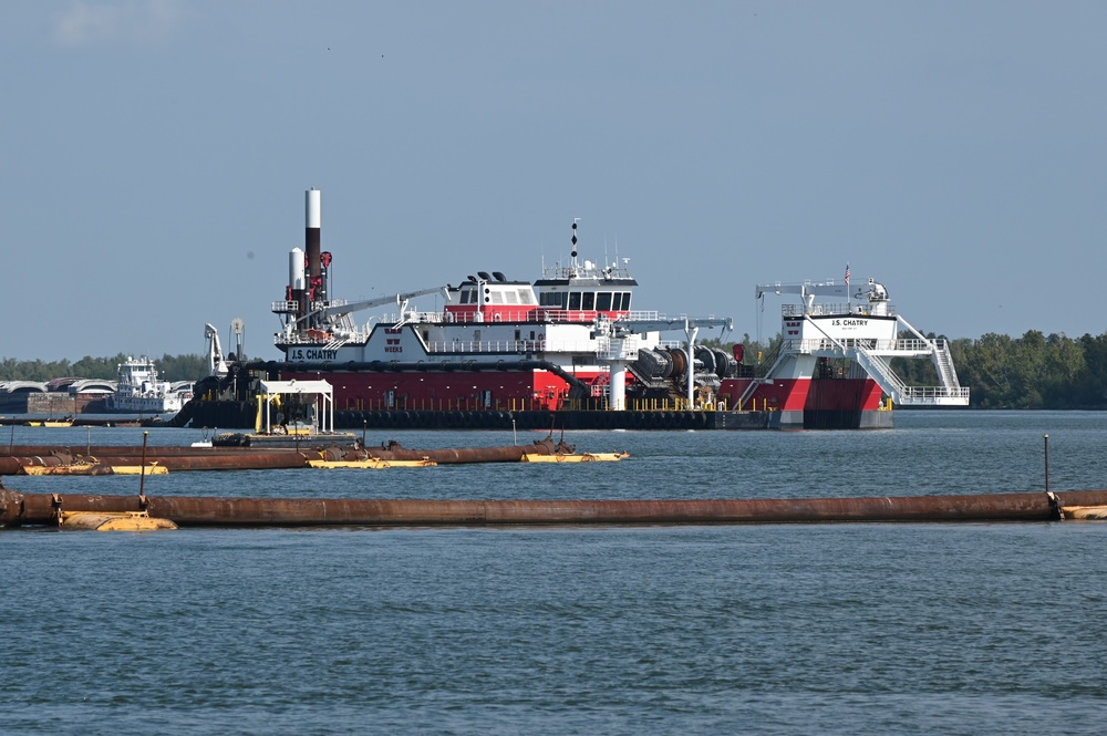 Notched sill barrier used to arrest saltwater intrusion up Mississippi River