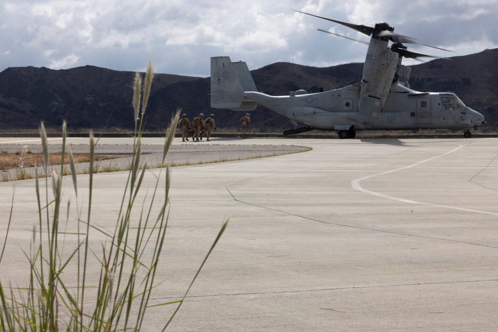 VMM-362 and 1/11 conduct CASEVAC training