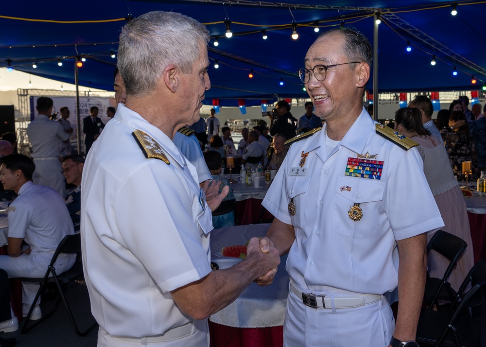 PACFLT Commander Attends Reception Aboard ROKS Hansando