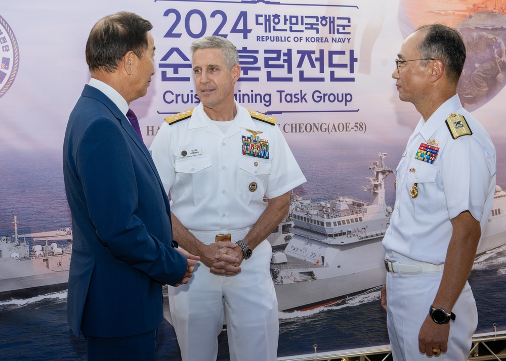 PACFLT Commander Attends Reception Aboard ROKS Hansando