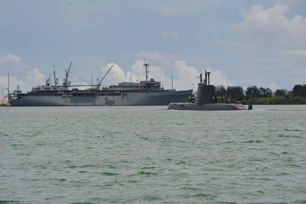 ROKS Lee Beom-seok (SS 081) moors alongside USS Frank Cable