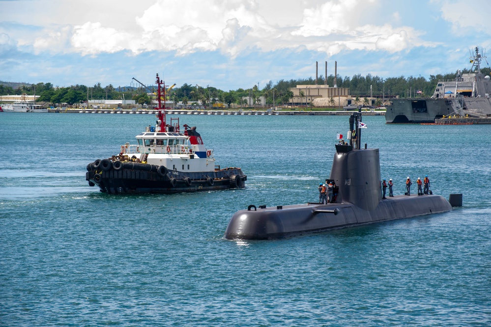 ROKS Lee Beom-seok (SS 081) moors alongside USS Frank Cable