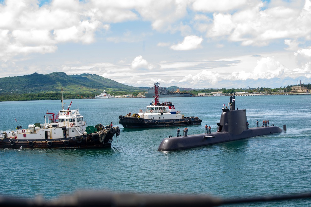 ROKS Lee Beom-seok (SS 081) moors alongside USS Frank Cable