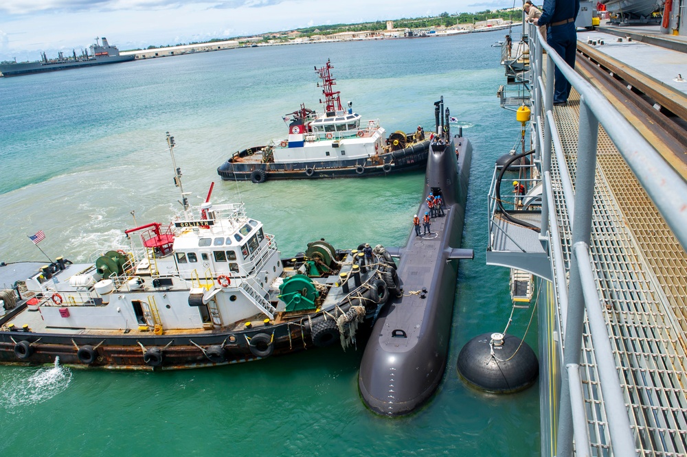 ROKS Lee Beom-seok (SS 081) moors alongside USS Frank Cable