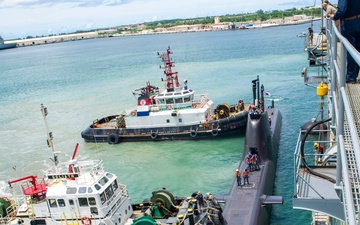 ROKS Lee Beom-seok (SS 081) moors alongside USS Frank Cable