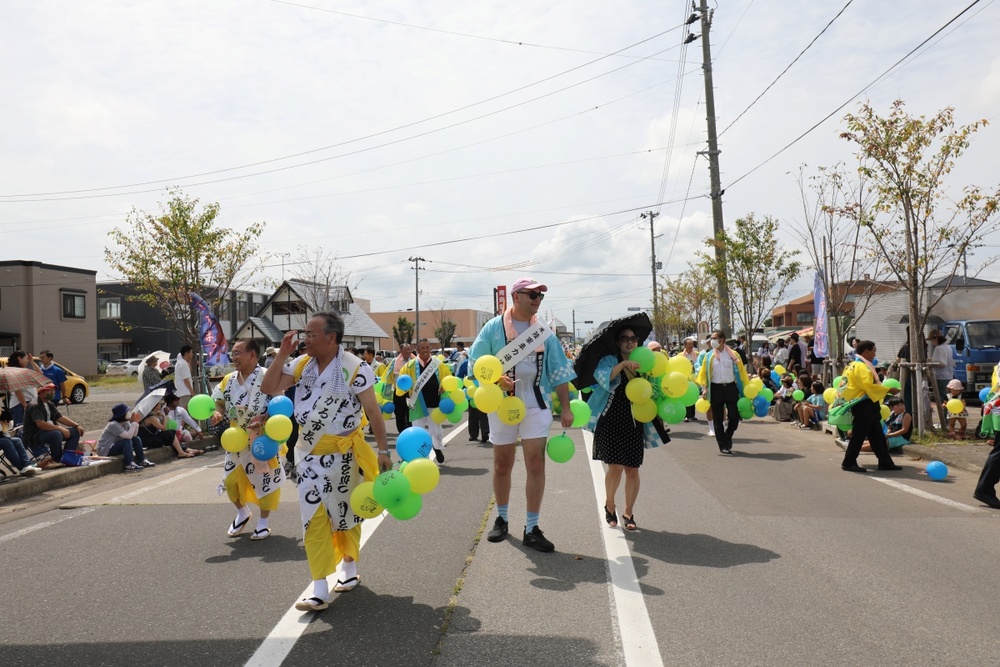 U.S. Soldiers at Shariki bond with Japanese neighbors at traditional festival