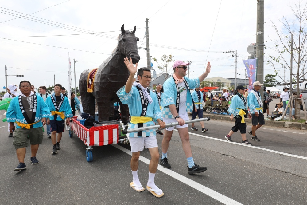 U.S. Soldiers at Shariki bond with Japanese neighbors at traditional festival