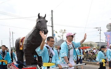 U.S. Soldiers at Shariki bond with Japanese neighbors at traditional festival