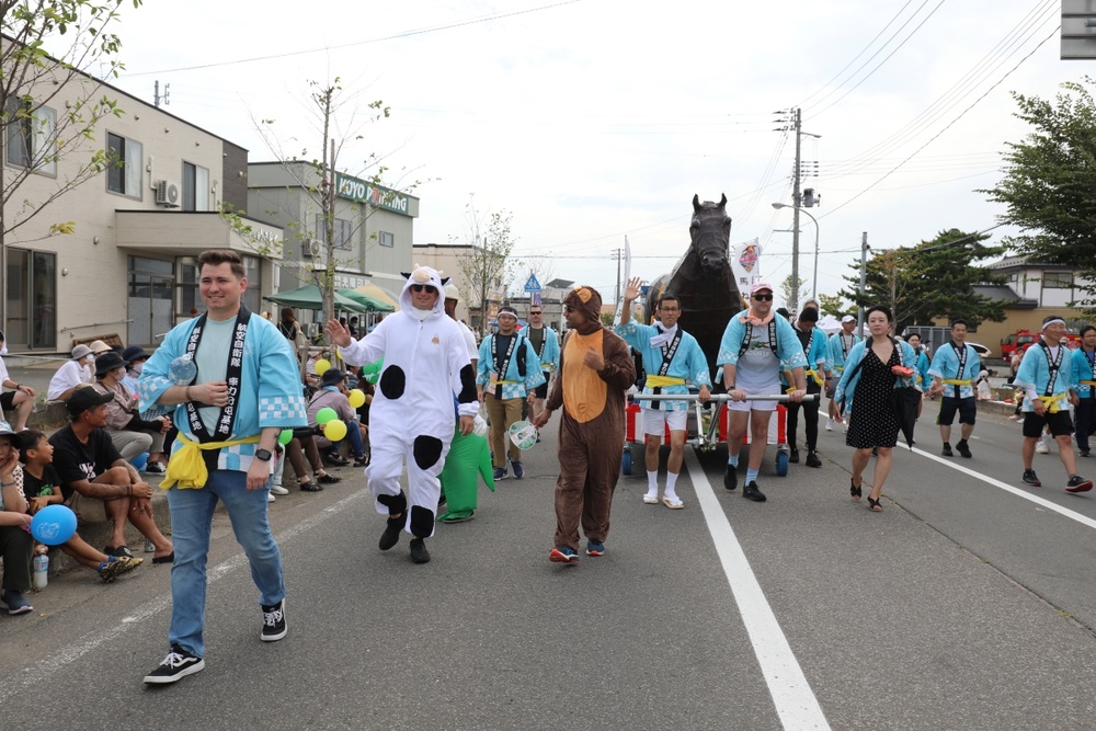 U.S. Soldiers at Shariki bond with Japanese neighbors at traditional festival