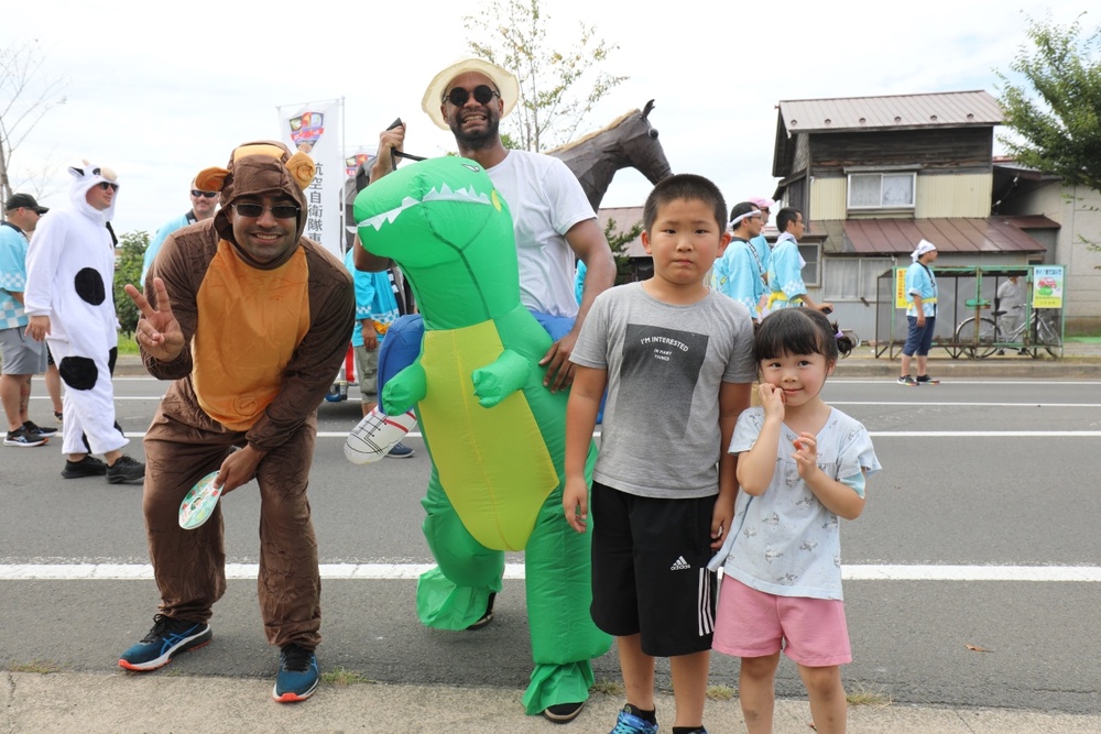 U.S. Soldiers at Shariki bond with Japanese neighbors at traditional festival