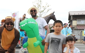 U.S. Soldiers at Shariki bond with Japanese neighbors at traditional festival