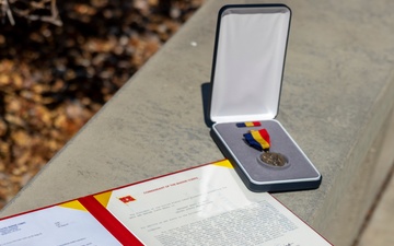 MARINE AWARDED NAVY AND MARINE CORPS MEDAL FOR VALOR