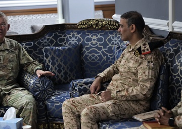 Senior leaders from Kuwait Land Force visit Camp Arifjan to discuss training partnerships