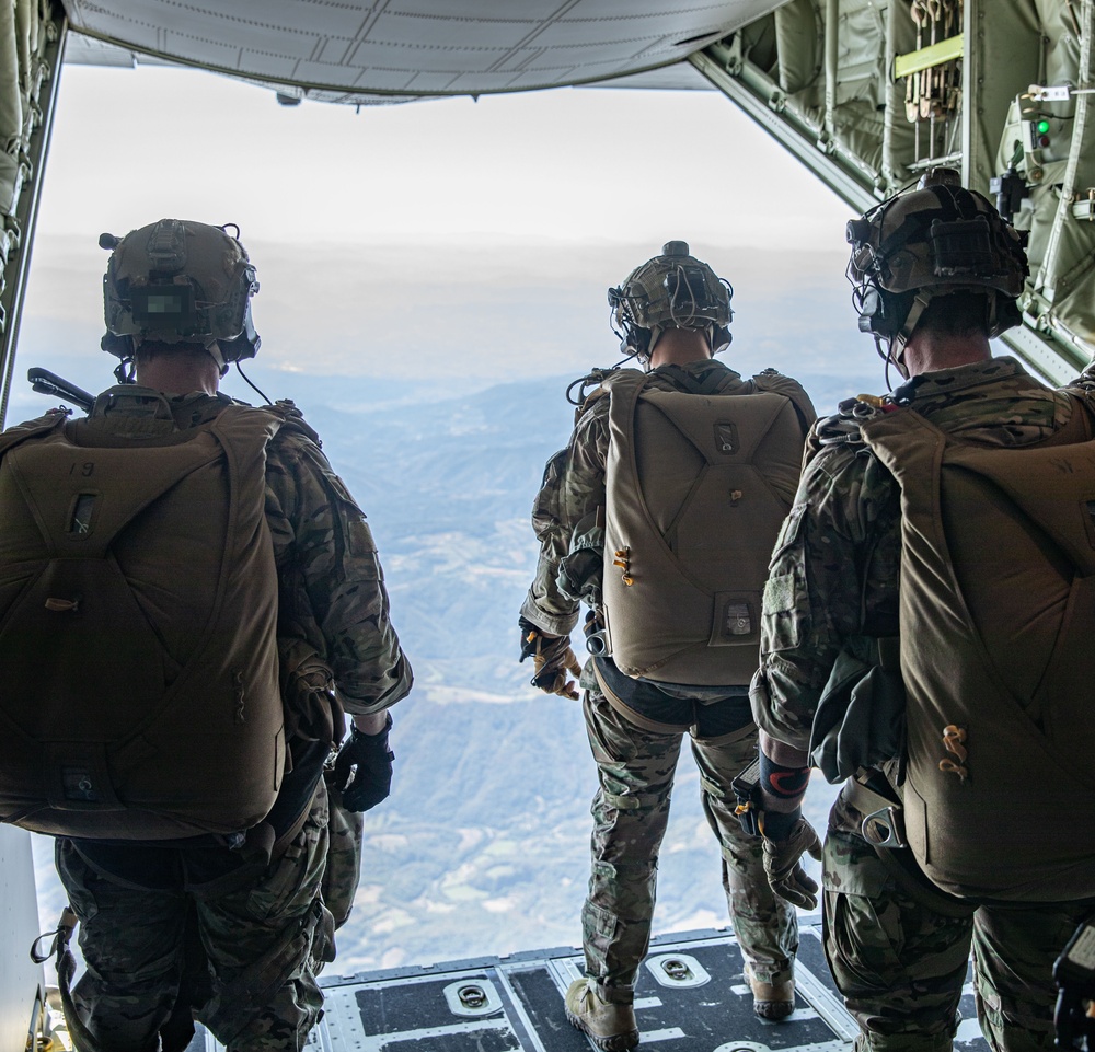 10TH SPECIAL FORCES GROUP (AIRBORNE) GREEN BERETS AND SERBIAN COUNTERPARTS CONDUCT AIRBORNE JUMP TO HONOR OPERATION HALYARD ANNIVERSARY