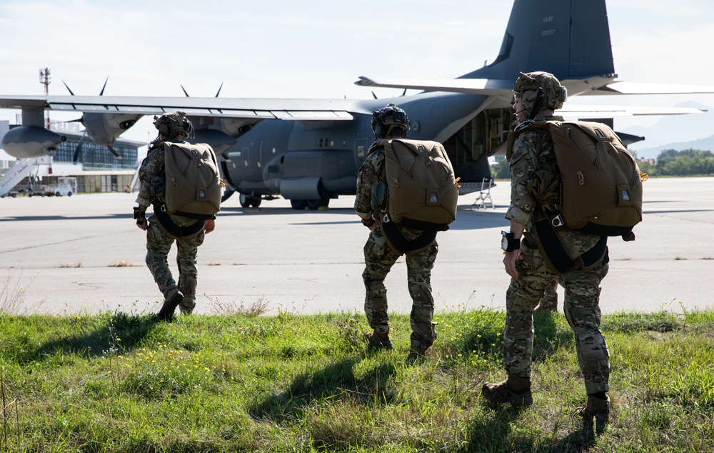 10TH SPECIAL FORCES GROUP (AIRBORNE) GREEN BERETS AND SERBIAN COUNTERPARTS CONDUCT AIRBORNE JUMP TO HONOR OPERATION HALYARD ANNIVERSARY