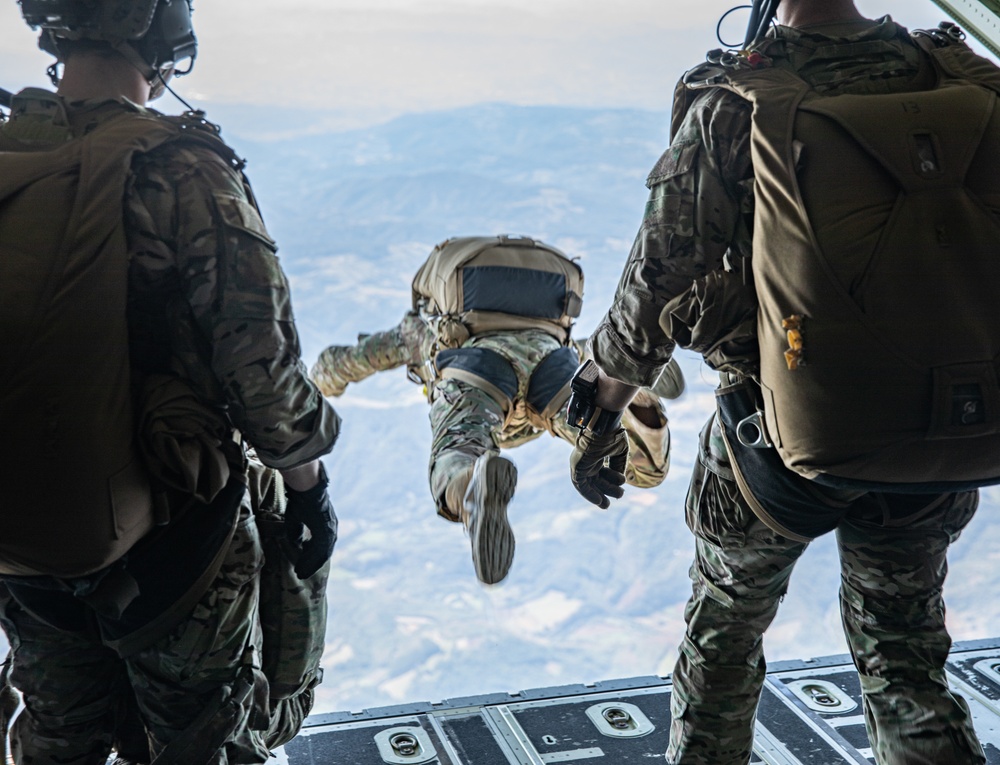 10TH SPECIAL FORCES GROUP (AIRBORNE) GREEN BERETS AND SERBIAN COUNTERPARTS CONDUCT AIRBORNE JUMP TO HONOR OPERATION HALYARD ANNIVERSARY