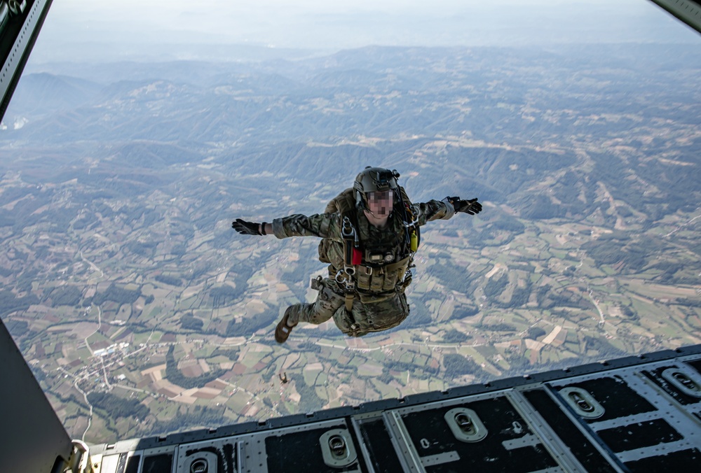 10TH SPECIAL FORCES GROUP (AIRBORNE) GREEN BERETS AND SERBIAN COUNTERPARTS CONDUCT AIRBORNE JUMP TO HONOR OPERATION HALYARD ANNIVERSARY