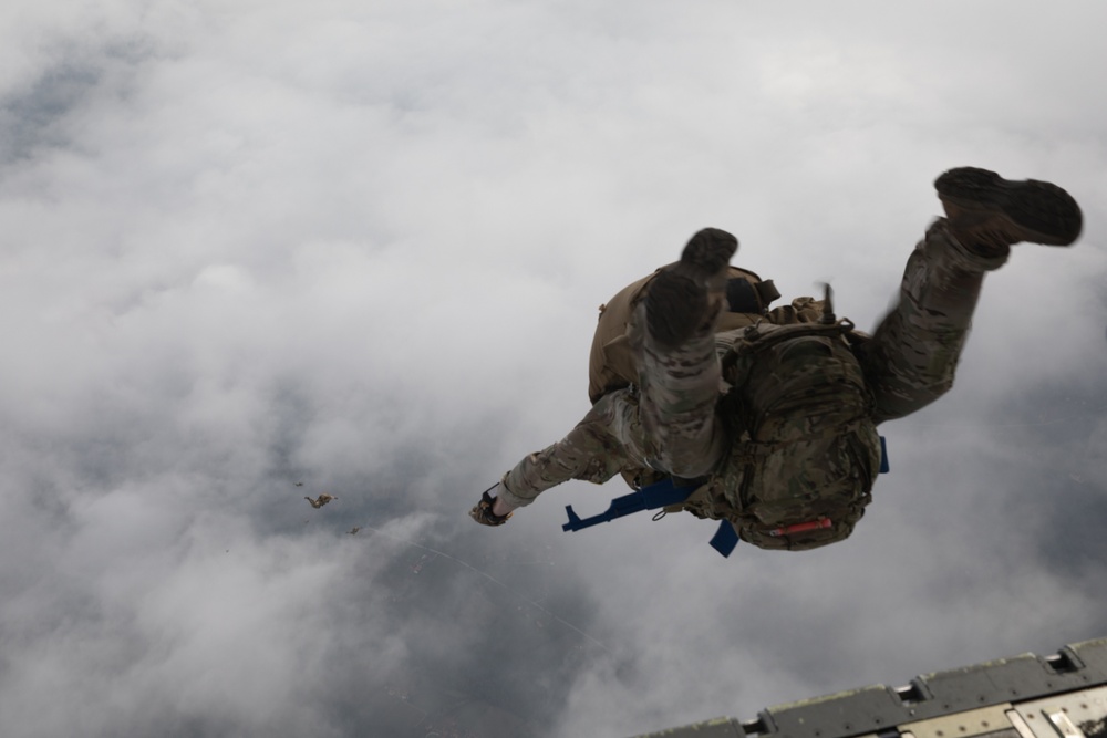 10th SPECIAL FORCES GROUP (AIRBORNE) GREEN BERETS AND SERBIAN COUNTERPARTS CONDUCT AIRBONE JUMP TO HONOR OPERATION HALYARD ANNIVERSARY