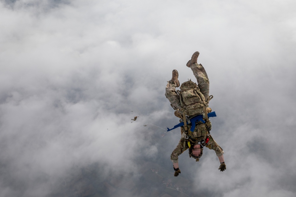 10TH SPECIAL FORCES GROUP (AIRBORNE) GREEN BERETS AND SERBIAN COUNTERPARTS CONDUCT AIRBORNE JUMP TO HONOR OPERATION HALYARD ANNIVERSARY