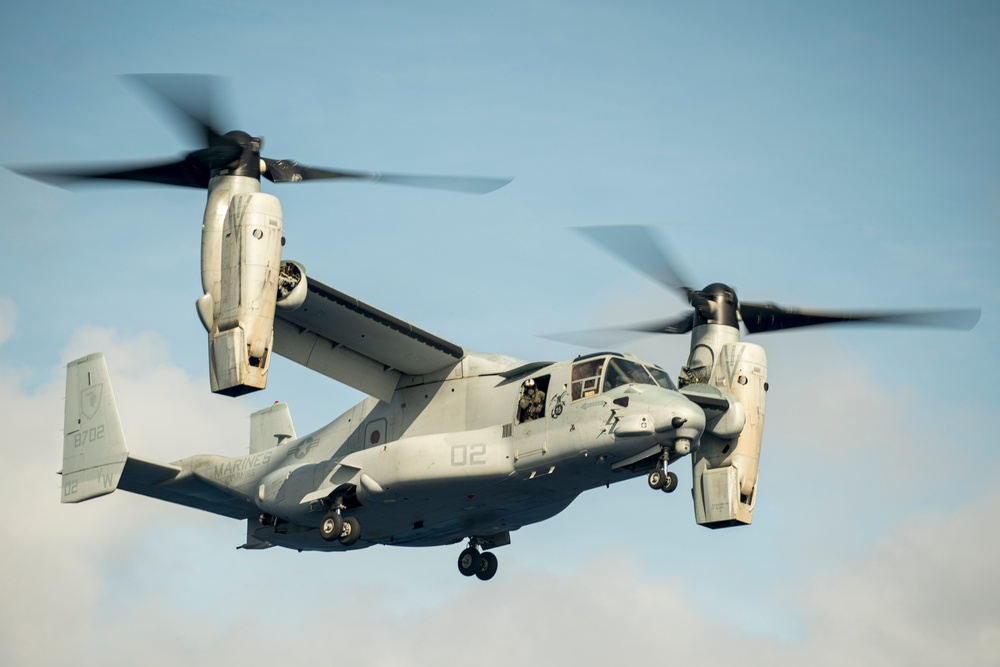VMM-165 (Rein.) Transfer Personnel, Equipment to USS Miguel Keith