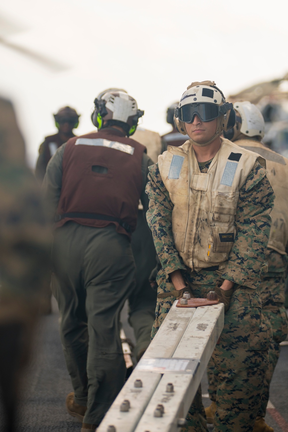 VMM-165 (Rein.) Transfer Personnel, Equipment to USS Miguel Keith