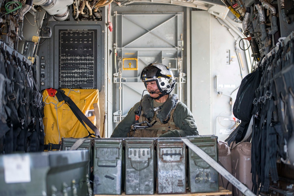 VMM-165 (Rein.) Transfer Personnel, Equipment to USS Miguel Keith
